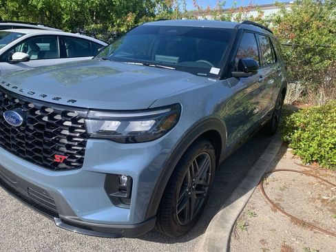 Used 2025 Ford Explorer ST image 2