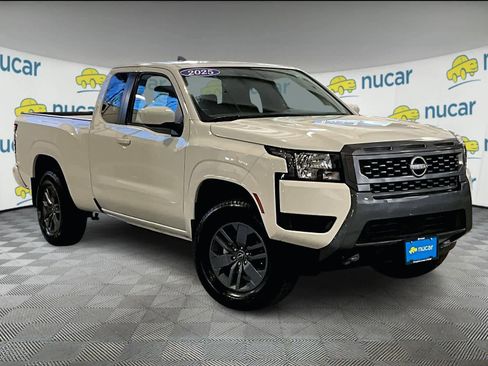 Used 2025 Nissan Frontier SV image 1