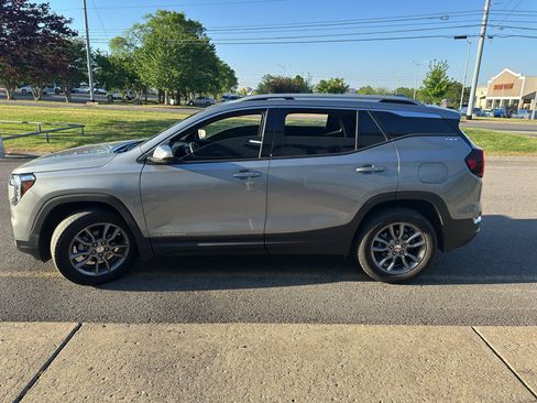 Used 2024 GMC Terrain SLT image 7