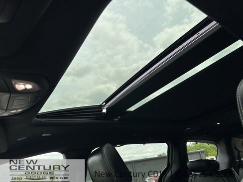 Used 2025 Chrysler Pacifica Limited FWD image 56