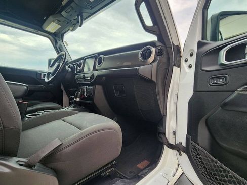 Used 2020 Jeep Wrangler Unlimited Sahara AWD/4WD image 18