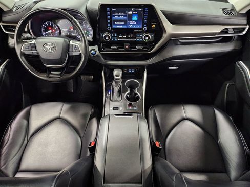 Used 2022 Toyota Highlander XLE FWD image 46