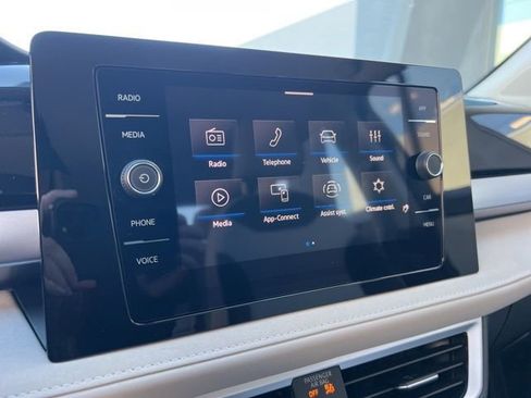 Certified 2025 Volkswagen Taos SE image 23