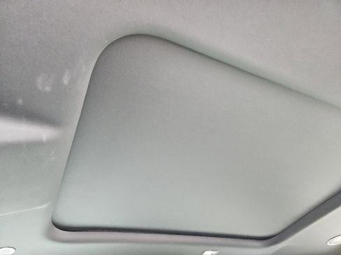 Used 2025 Land Rover Defender 90 X-Dynamic SE image 31