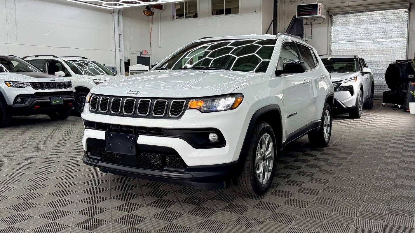 Used 2025 Jeep Compass Latitude AWD/4WD image 1
