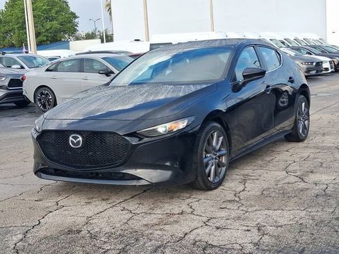 Used 2020 MAZDA MAZDA3 Hatchback w/ Preferred Package FWD image 2