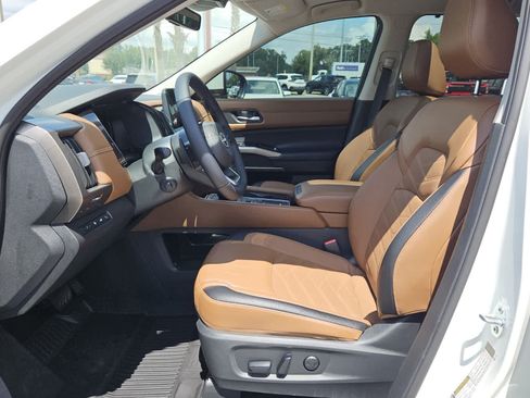 Used 2024 Nissan Pathfinder Platinum FWD image 3