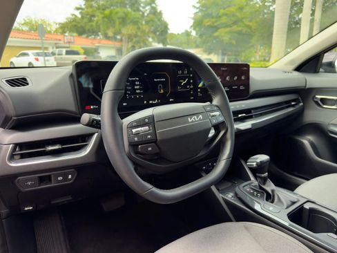 Used 2025 Kia K4 EX FWD image 19