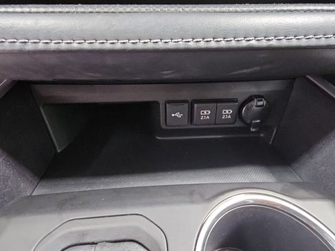 Used 2021 Toyota Highlander XLE AWD/4WD image 19