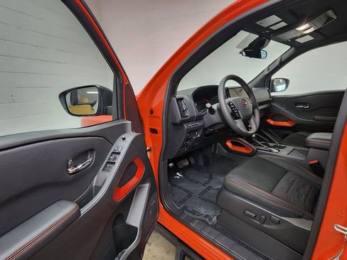 Used 2025 Nissan Frontier PRO-4X w/ Pro Convenience Package image 11