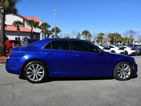 Used 2019 Chrysler 300 Touring w/ Chrome Appearance Package image 6