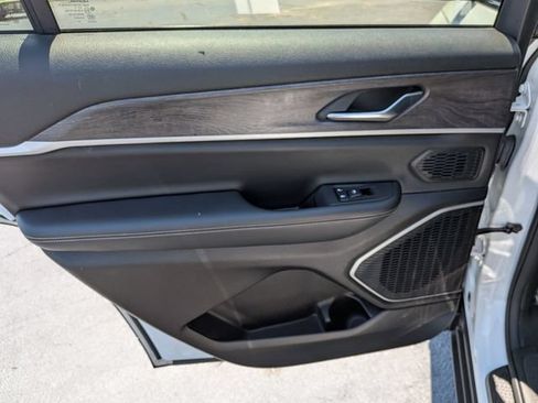 Used 2022 Jeep Grand Cherokee L Limited RWD image 29