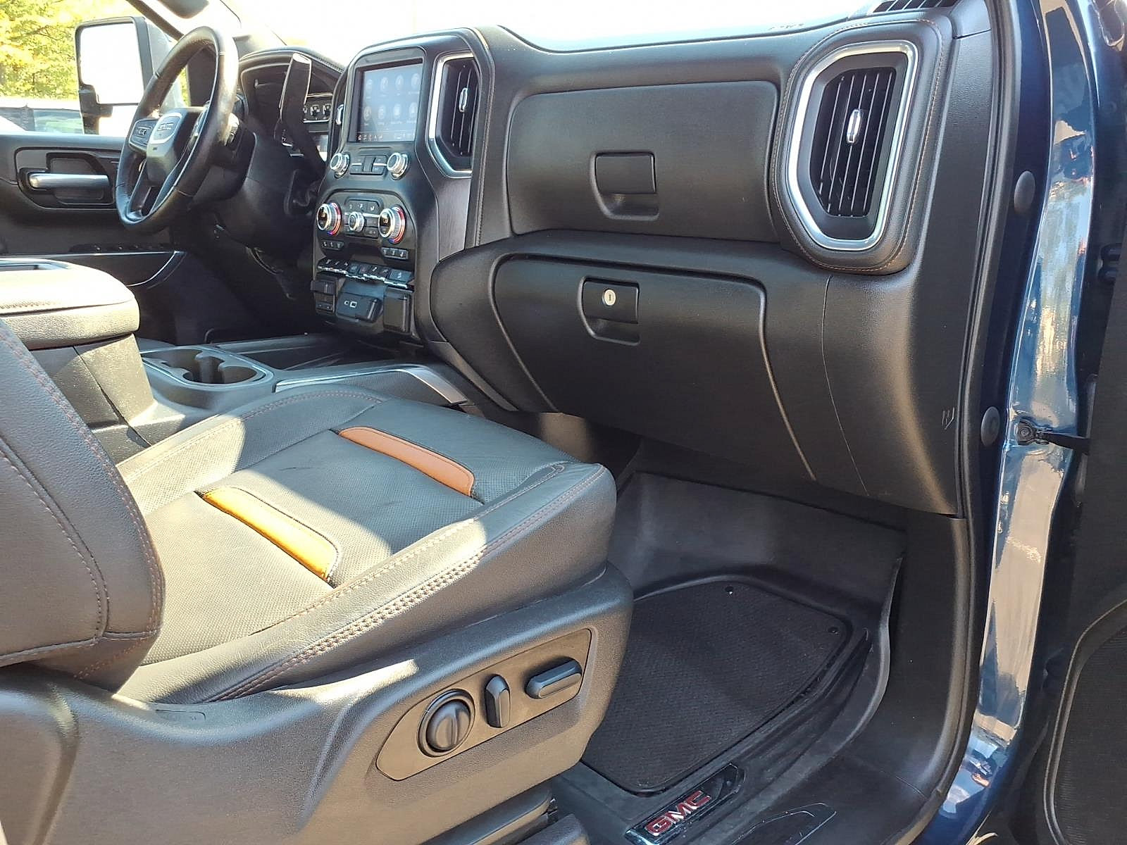 Used 2022 GMC Sierra 2500 AT4 w/ AT4 Preferred Package AWD/4WD image 10