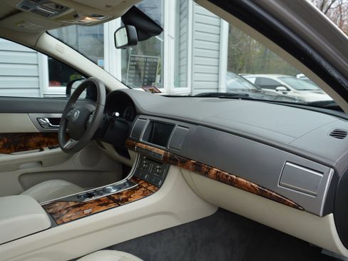 Used 2010 Jaguar XF Premium image 31