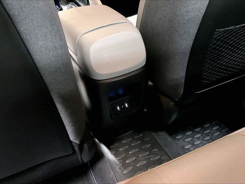 Used 2025 Hyundai Elantra Limited image 33