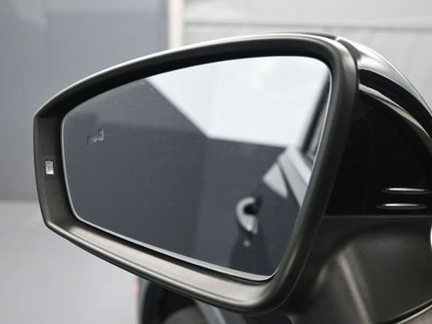 Used 2019 Volkswagen Tiguan SEL FWD image 4