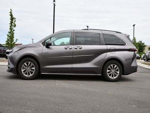 Used 2023 Toyota Sienna XLE w/ XLE Plus Package FWD image 4
