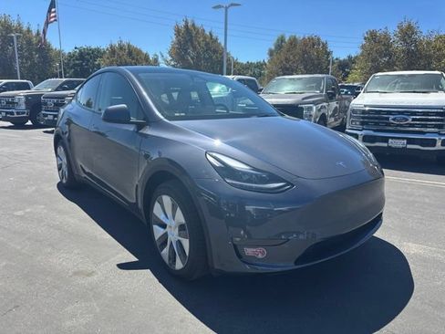 Used 2023 Tesla Model Y 2WD image 4