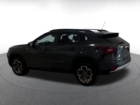 Used 2025 Chevrolet Trax LT FWD image 9