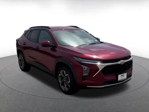 Used 2025 Chevrolet Trax LT w/ LT Convenience Package FWD image 9