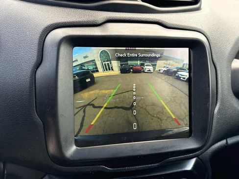 Used 2020 Jeep Renegade Latitude w/ UConnect 8.4 Nav Group AWD/4WD image 23