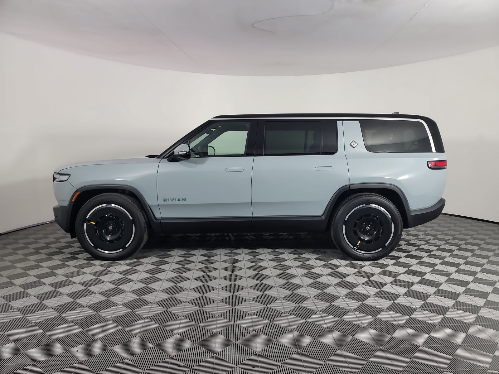 Used 2025 Rivian R1S Adventure Dual AWD/4WD image 2