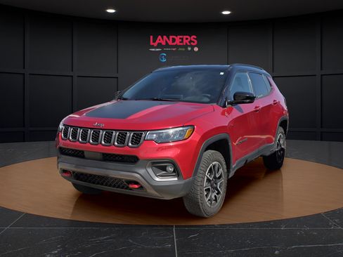Used 2025 Jeep Compass Trailhawk AWD/4WD image 1