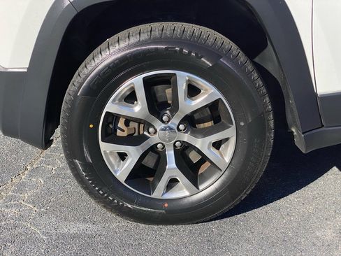 Used 2017 Jeep Cherokee Trailhawk image 13