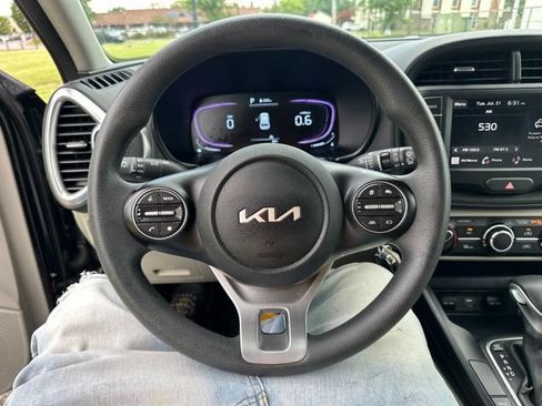 Certified 2025 Kia Soul LX w/ LX Technology Package FWD image 35