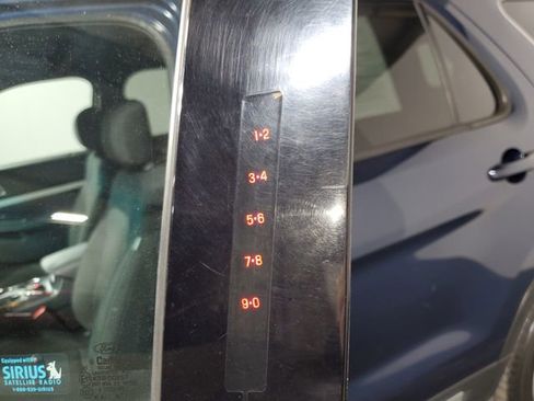 Used 2017 Ford Explorer XLT image 8