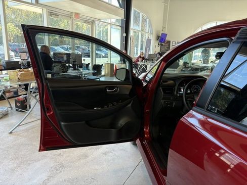Used 2019 Nissan Leaf SV w/ SV Technology Package image 6