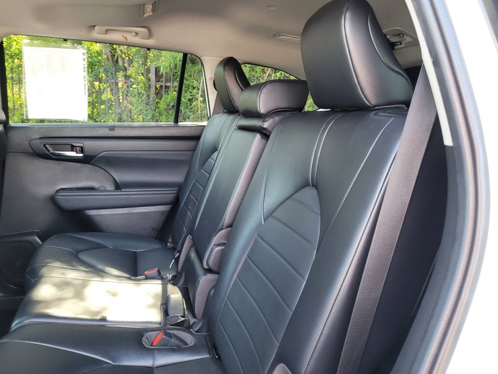 Used 2022 Toyota Highlander XLE AWD/4WD image 15