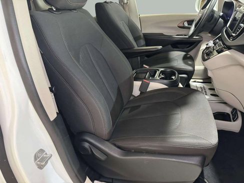 Used 2018 Chrysler Pacifica Touring Plus w/ Tire & Wheel Group FWD image 29