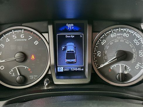 Used 2017 Toyota Tacoma TRD Off-Road image 19