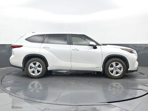 Used 2023 Toyota Highlander LE image 2
