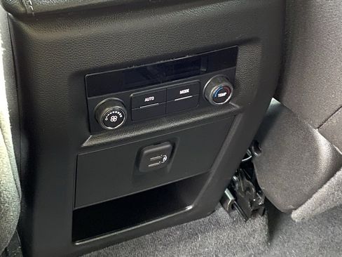 Used 2023 Chevrolet Traverse LT image 28