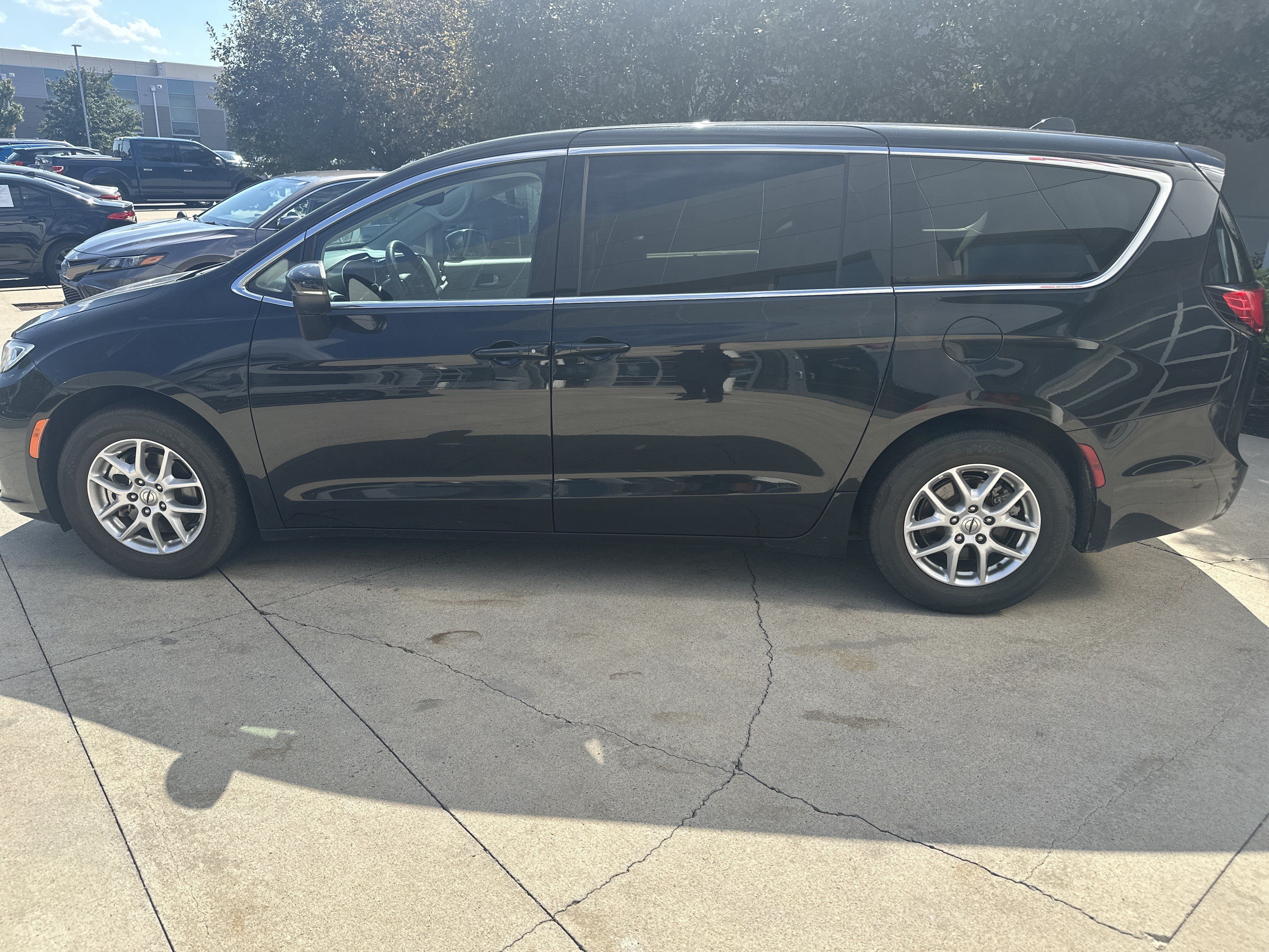 Used 2023 Chrysler Pacifica Touring-L FWD image 9