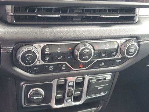 Used 2025 Jeep Wrangler Unlimited Sahara AWD/4WD image 18