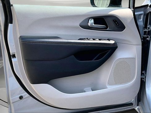 Used 2024 Chrysler Pacifica Touring-L FWD image 20