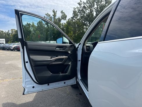 Used 2025 Nissan Pathfinder Platinum w/ Cargo Package FWD image 18