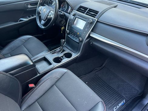 Used 2017 Toyota Camry SE image 18