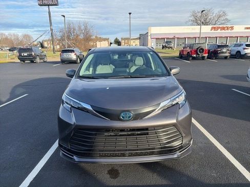 Certified 2022 Toyota Sienna LE image 7