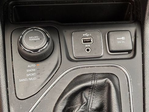 Used 2021 Jeep Cherokee Latitude w/ Mopar Interior Package AWD/4WD image 19