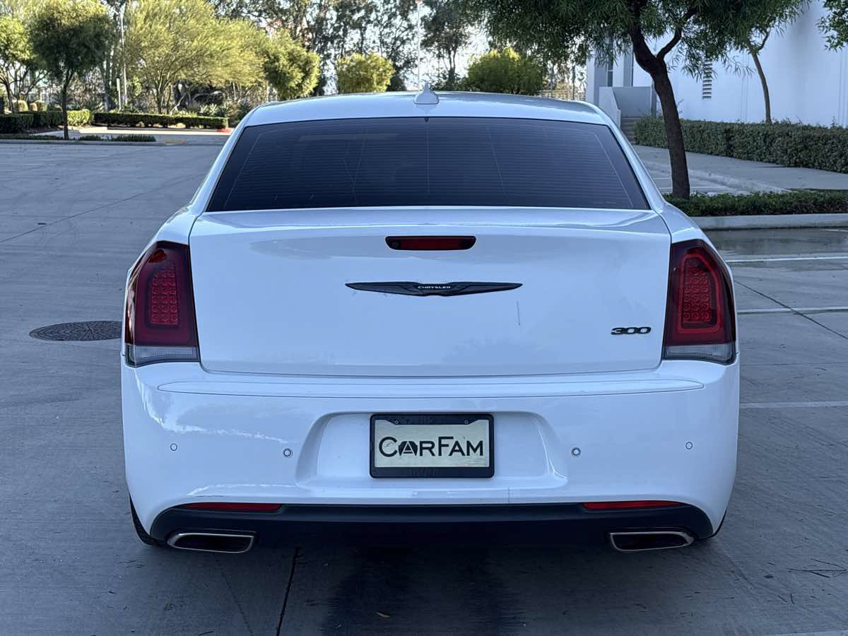 Used 2022 Chrysler 300 Touring L RWD image 4