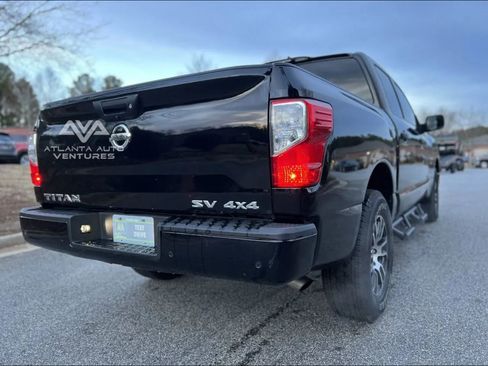 Used 2022 Nissan Titan SV image 11