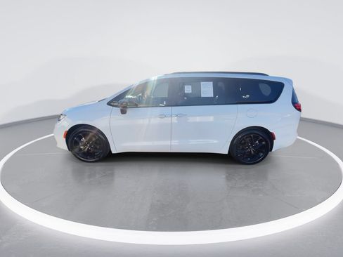 Used 2025 Chrysler Pacifica Limited FWD image 5