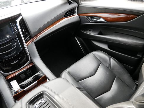 Used 2019 Cadillac Escalade ESV Premium Luxury image 11