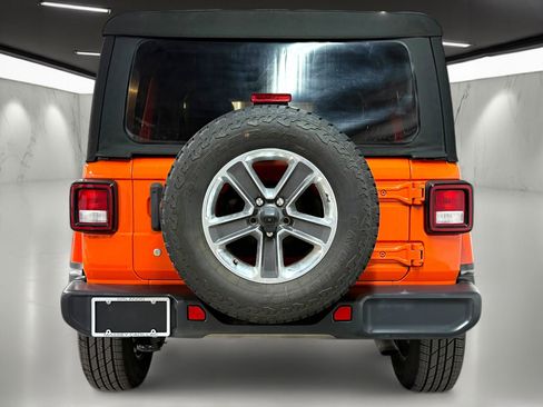 Used 2018 Jeep Wrangler Unlimited Sahara image 9