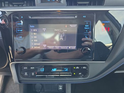 Used 2018 Toyota Corolla SE image 16