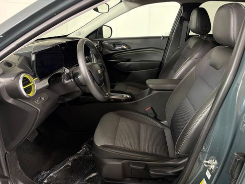 Used 2025 Chevrolet Trax LT FWD image 15